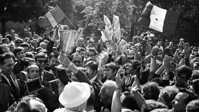 Slovan pvp 1969 vitazi oslavy oslava ulica_tasr.jpg