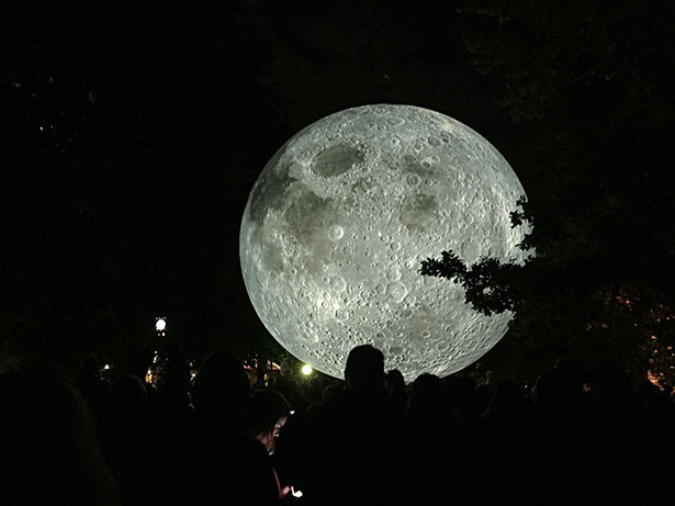 Luke Jerram_ Múzeum mesiaca.JPG
