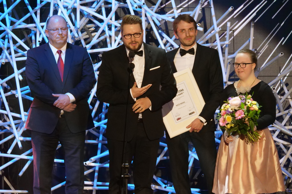 Divácka cena Niečo naviac od režisérov Martina Šenca a Pala Kadlečíka, hlavná postava Dorota Vlčková.JPG