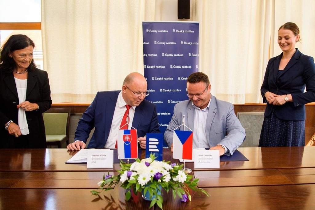 Jaroslav Rezník a René Zavoral pri podpise zmluvy,Foto ČRo.jpg