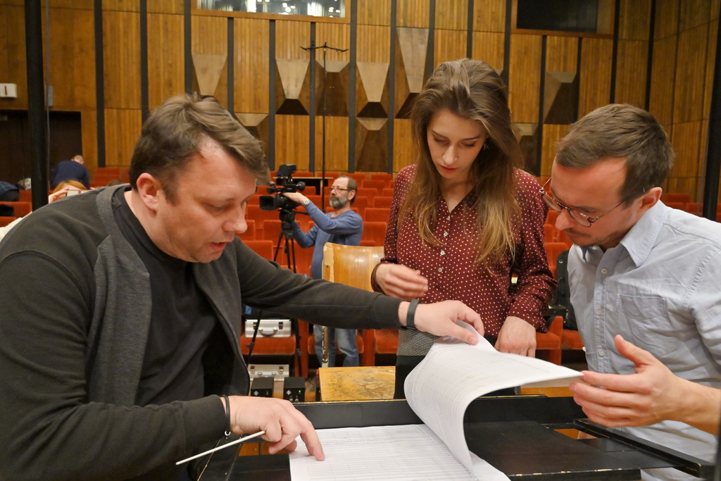 Dirigent SOSR Adrian Kokoš, Sima Martausová,klavirista Daniel Špiner, Foto Milan Krupčík, RTVS.jpg