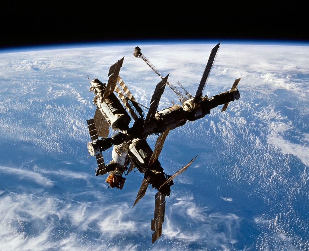 Mir_during_STS-74_(cropped).jpg
