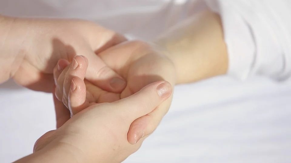 hands-1327811_960_720.jpg
