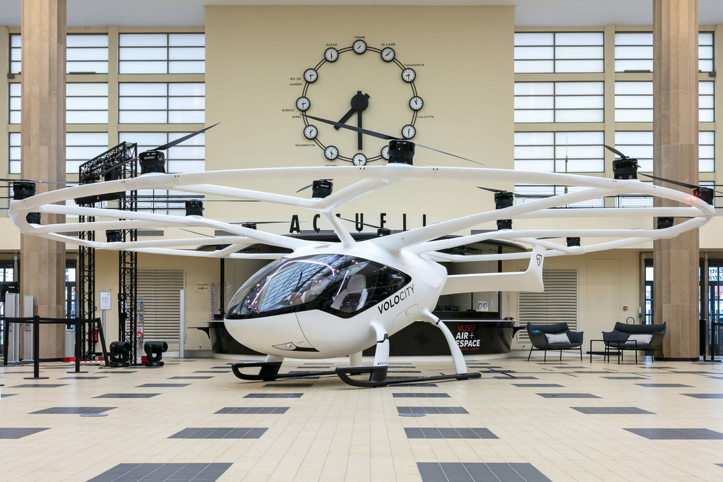 Volocopter_ParisAirForum_VoloCity-at-the-entrance-scaled.jpg