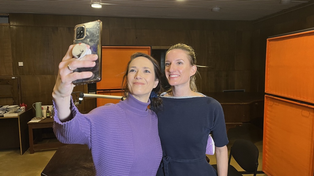 Spojky, Tereza Kostková, Adela Vinczeová.jpg