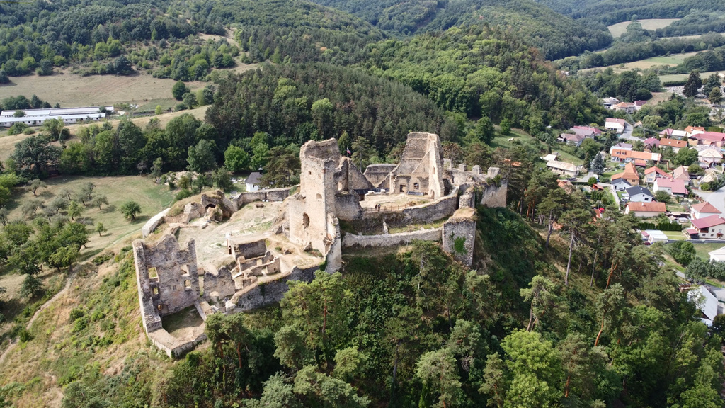 hrad divín.jpg
