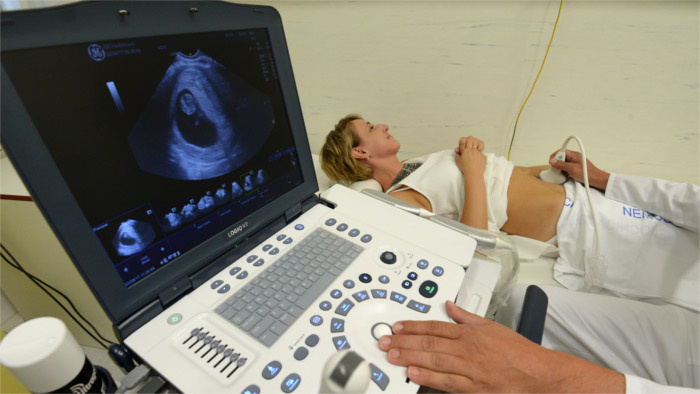 páska strihanie mobilný USG prístroj gynekológia vyšetrenie mamička tehotenstvo pacientka gynekológ lekár ilustračná snímka ilus