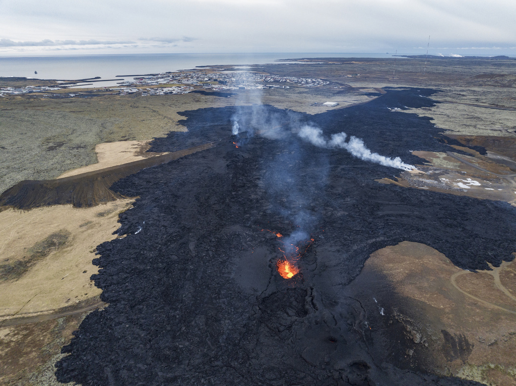 APTOPIX_Iceland_Volcano988015012572_TASR.jpg