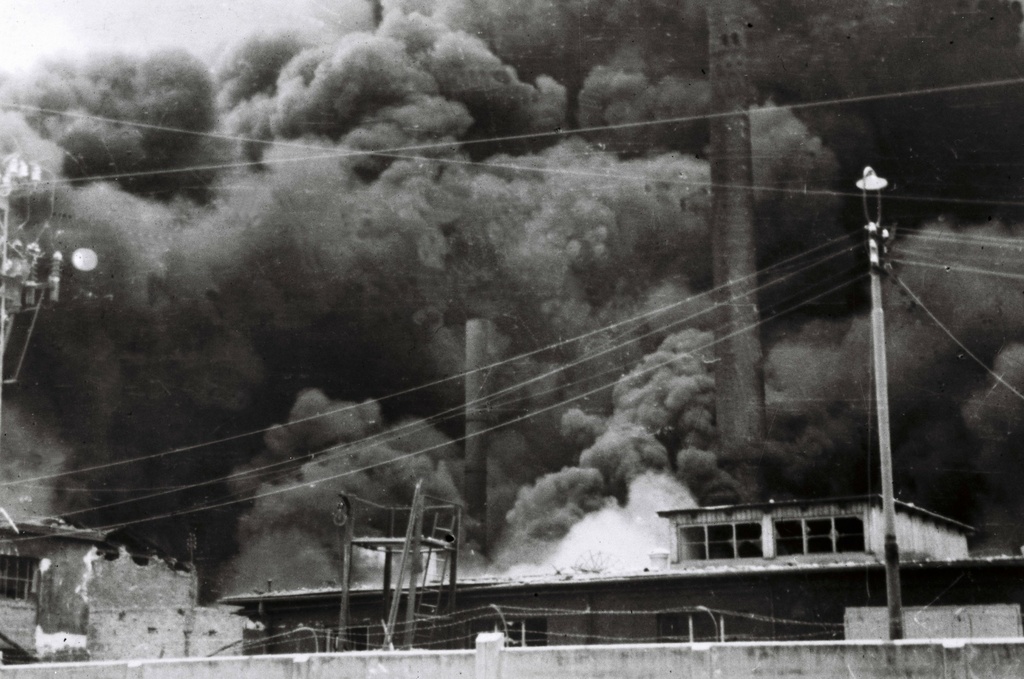 RAFINÉRIA APOLLO_bombardovanie_archív TASR.jpg
