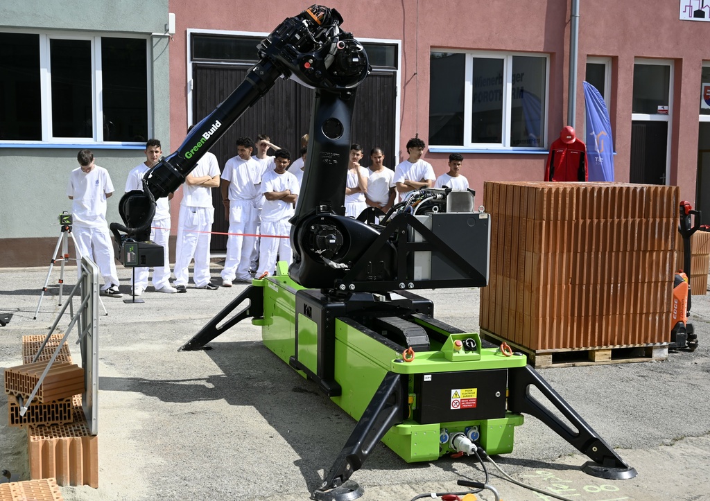 kosice_murovaci_robot_TASR - Roman Hanc.jpg