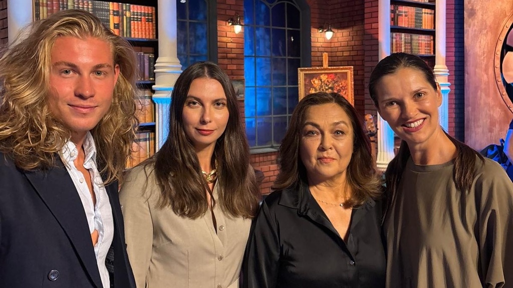 Neskoro večer_Viktória Čabanová, Dagmar Sanitrová a Radoslav Gavlas (1).jpg