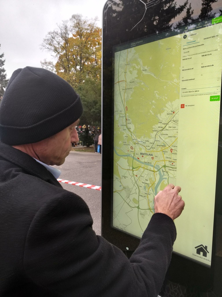 riaditeľ Pohrebníctva mesta Bratislavy Rudolf Kováč pri informačnom kiosku na Cintoríne Slávičie údolie.jpg
