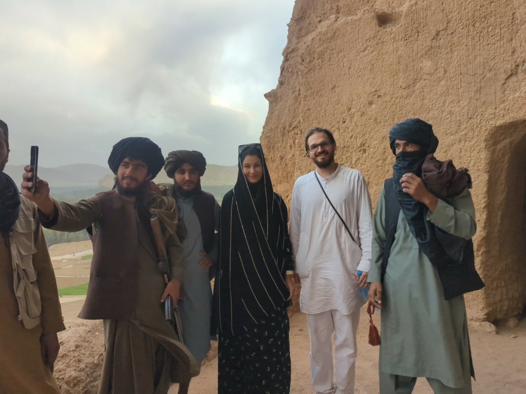 Taliban pri budhoch v Bamyane.jpg