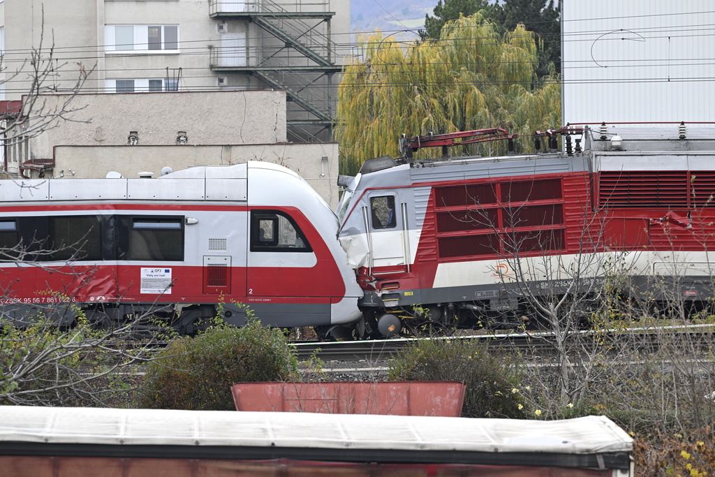 vlaky-zrazka_pezinok_TASR - Michal Svítok.jpg