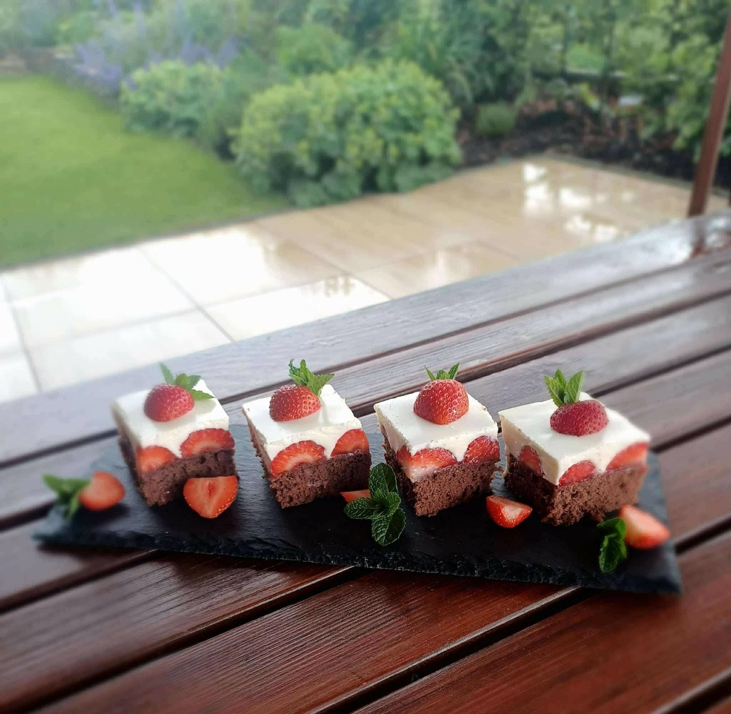 Jahodový zákusok s bielou čokoládou.jpg