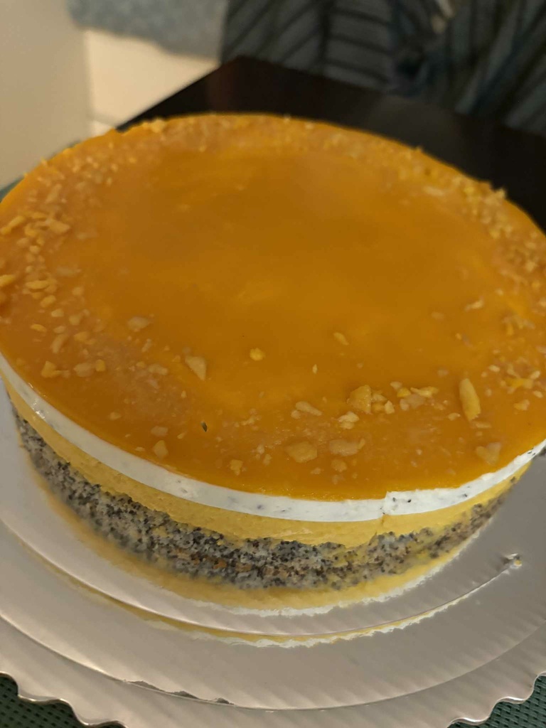 Makova torty s mangom a marakujou.jpg