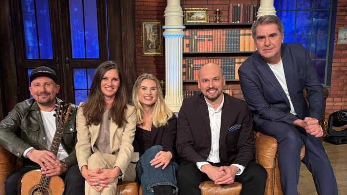 neskoro večer_Jiří Krhut_herečka Emily Bédi Drobňáková a neurochirurg Kristián Varga_hana rapantová_STVR (1).jpg