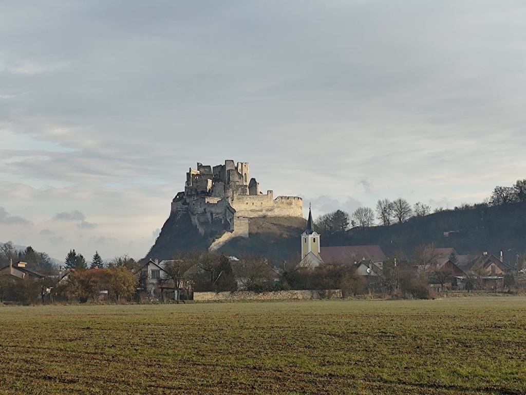 FOTO nezisková organizácia Hrad Beckov.jpg
