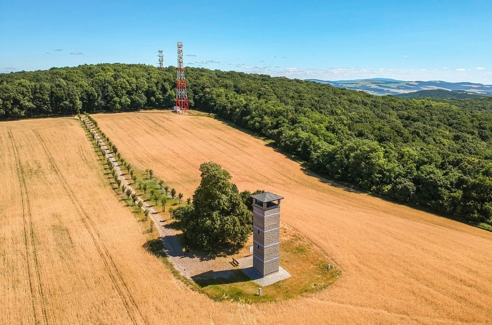 Unínska alej zhora (zdroj cestujzamenej.sk).jpg