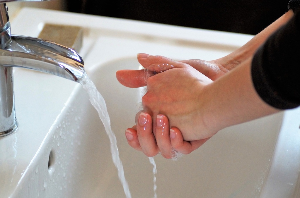 ivabalk-washing-hands-4940239_1920_PIXABAY_ivabalk.jpg