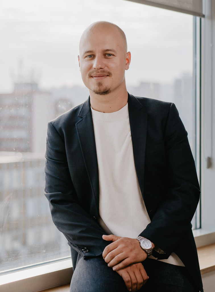 Juraj_Holub_Headshot_2021_1 copy.jpg