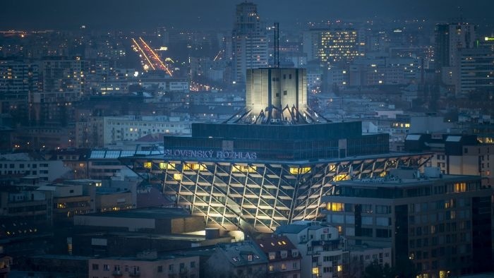 osvetlená budova Slovenského rozhlasu_TASR.jpg