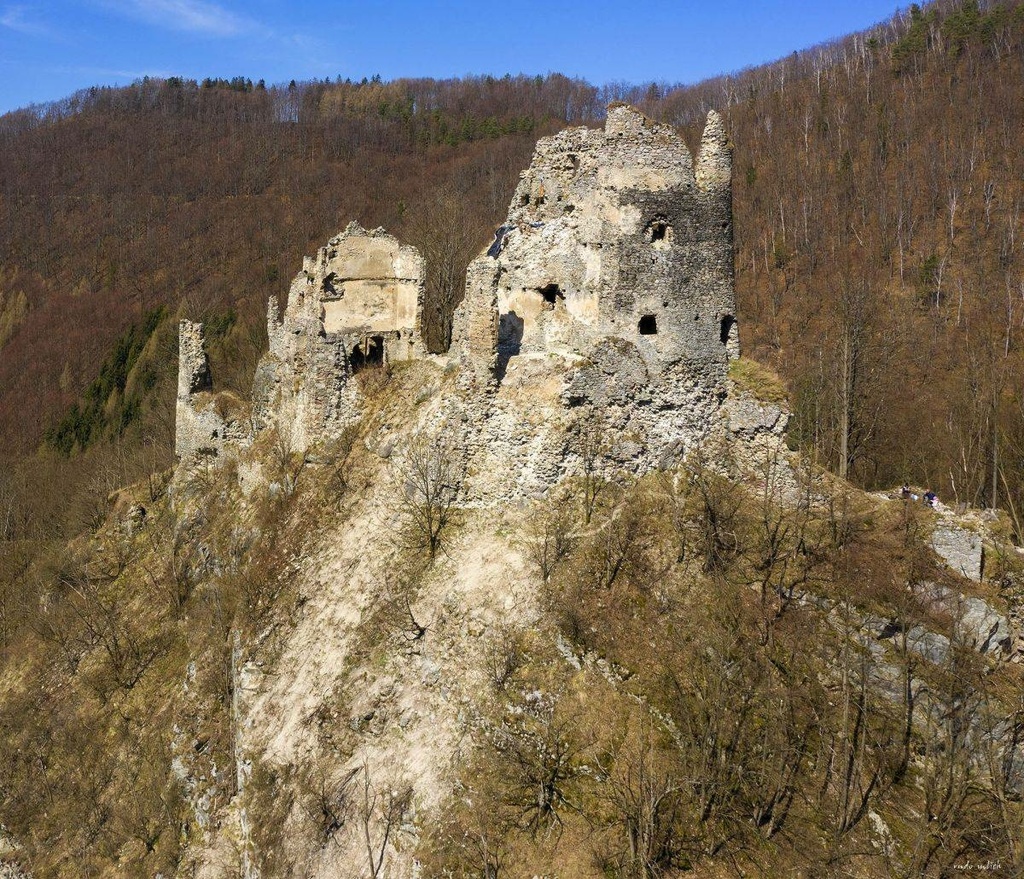 FOTO Združenie na záchranu Starého hradu - castrum Warna.jpg