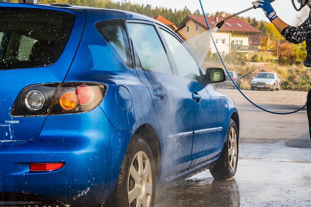 Umývanie auta na slnku? Chyba, ktorú si vaše auto zapamätá