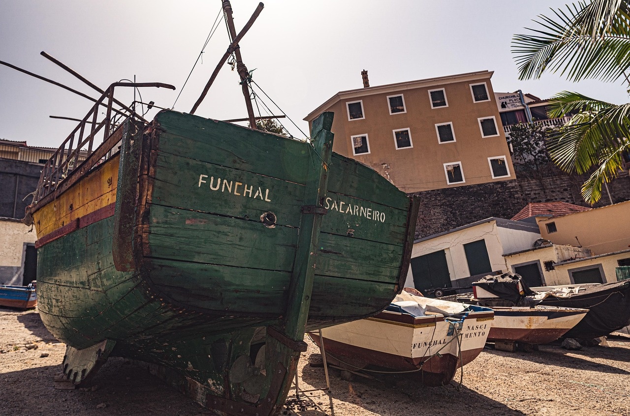 Vrak starej lode v meste Funchal na Madeire