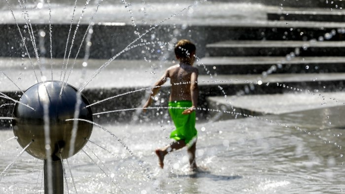 horucavy_fontana_deti_leto_Tasr.jpg