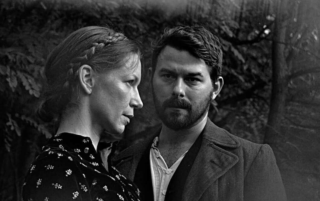 Veľké javisko, svetlá a dym. Zuzana Smatanová ako biela pani a Richard Autner v brnení