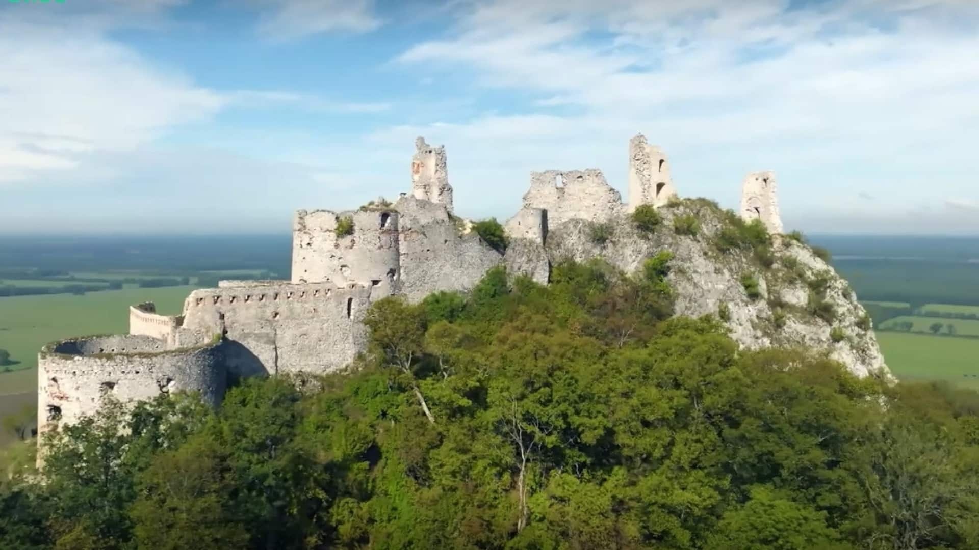 zrúcaniny-hrad-STVR