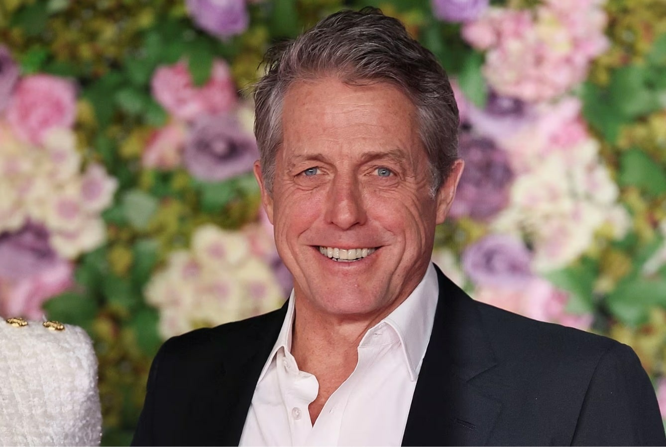 Za večeru s Gorbačovom zaplatil štvrť milióna. Filmový idol Hugh Grant má 65 rokov