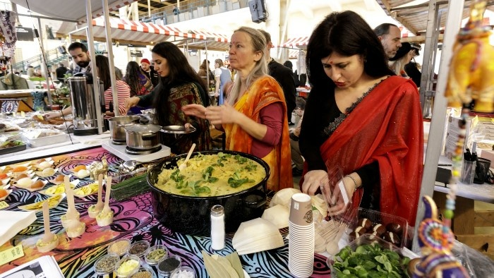 na stánok bratislavská Stará tržnica oblečenie odev jedlo India_TASR