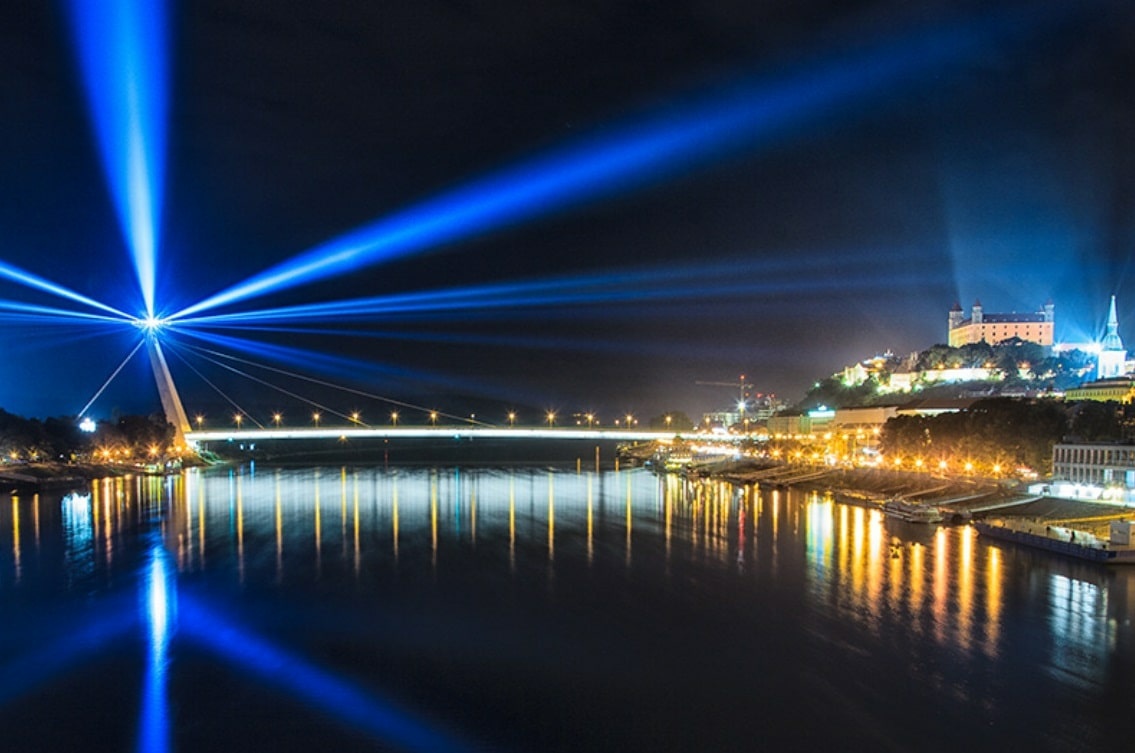 Biela noc mení mesto na galériu. Čaká vás zrkadlový labyrint aj akvabely nad Pasienkami
