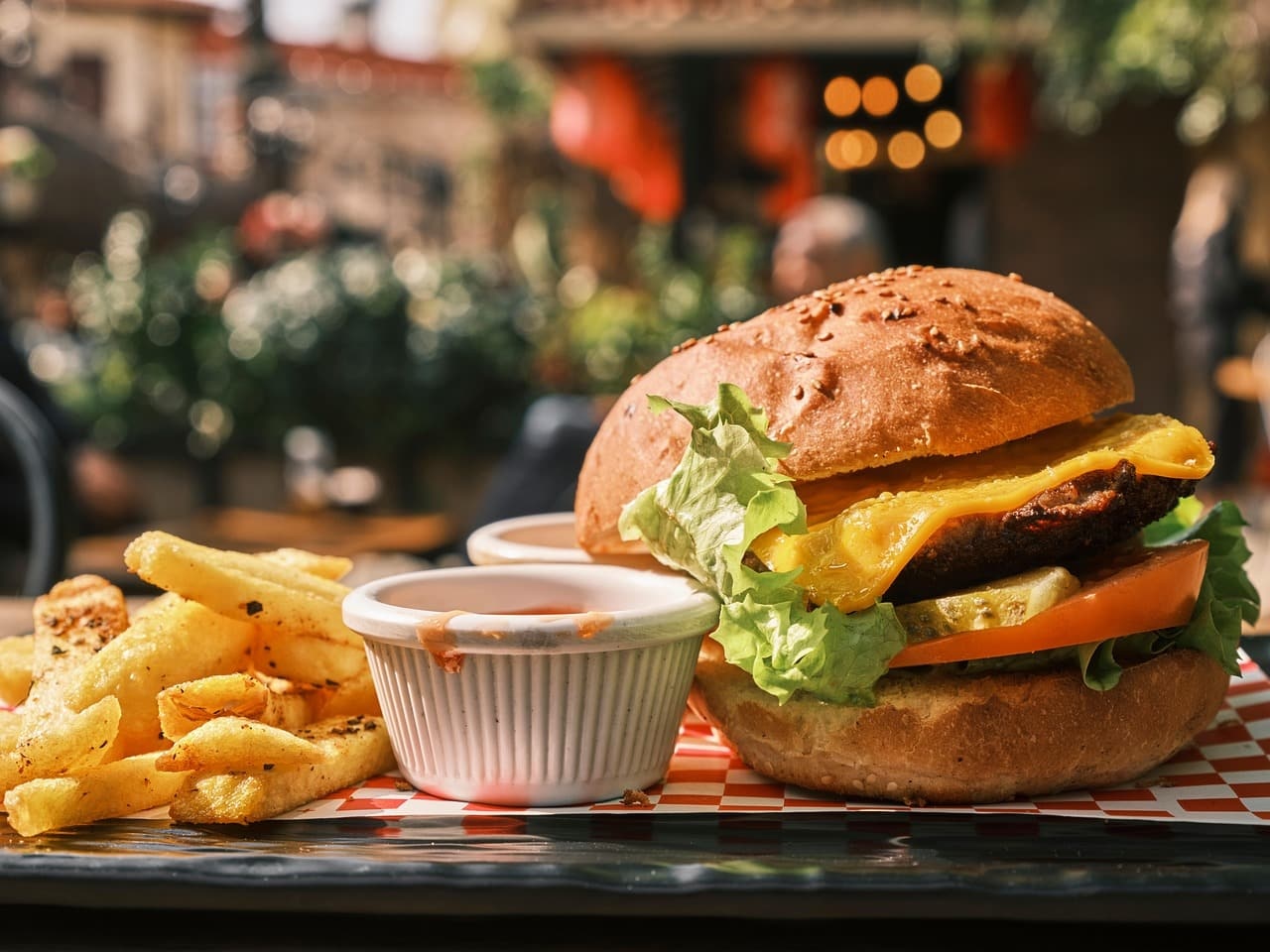 fast-food hamburger zemla hranolky sacharidy