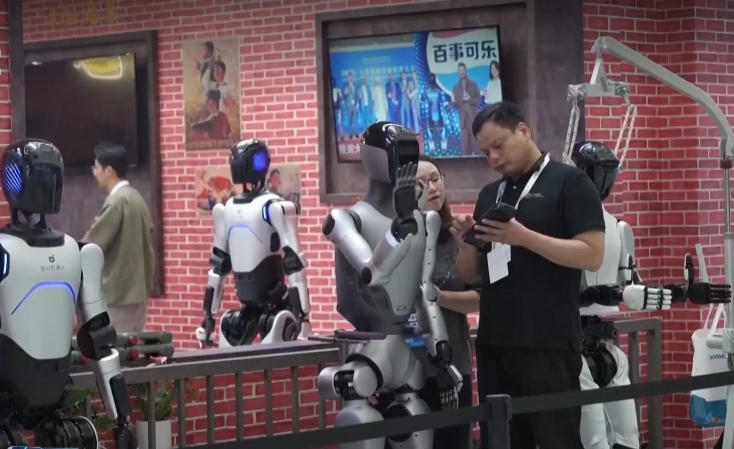 Do troch rokov budú roboty obsluhovať v supermarketoch a v bankách