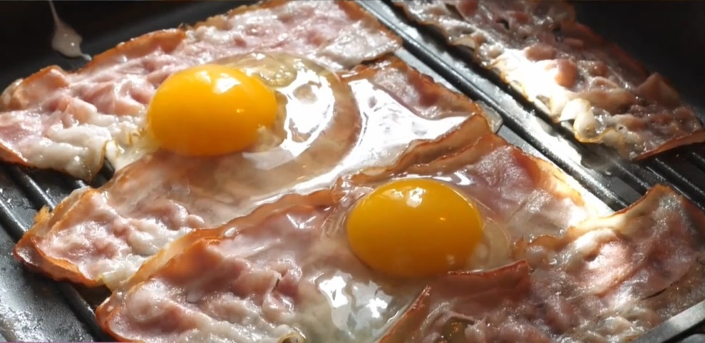 Môže obyčajná múka vyčistiť pripálenú panvicu? Lepšie ako chemický prostriedok