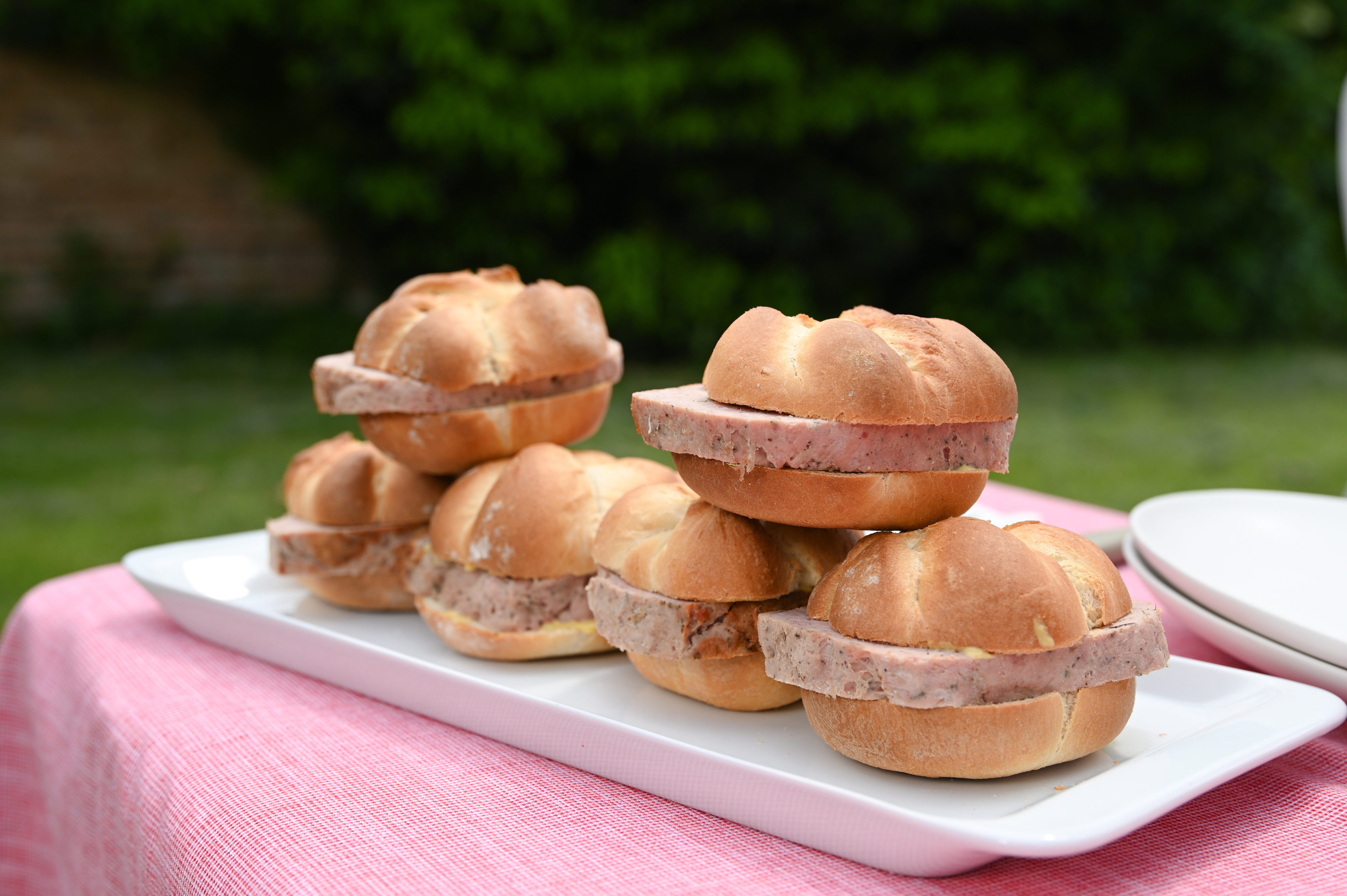 RECEPT: Pripravte si mäkučké kaiserky s leberkäse. Tento recept budete milovať