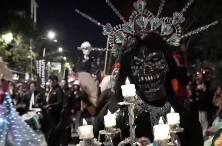 Ženy prezlečené v ženskej kostre tancujú po uliciach ako smrť. Dušičkové tradície vo svete