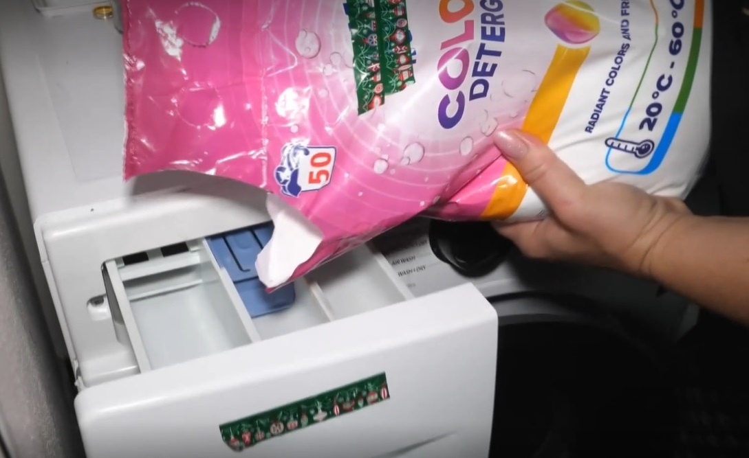 Periete s pracím práškom a sype sa vám kade-tade? Jednoduchá rada to vyrieši