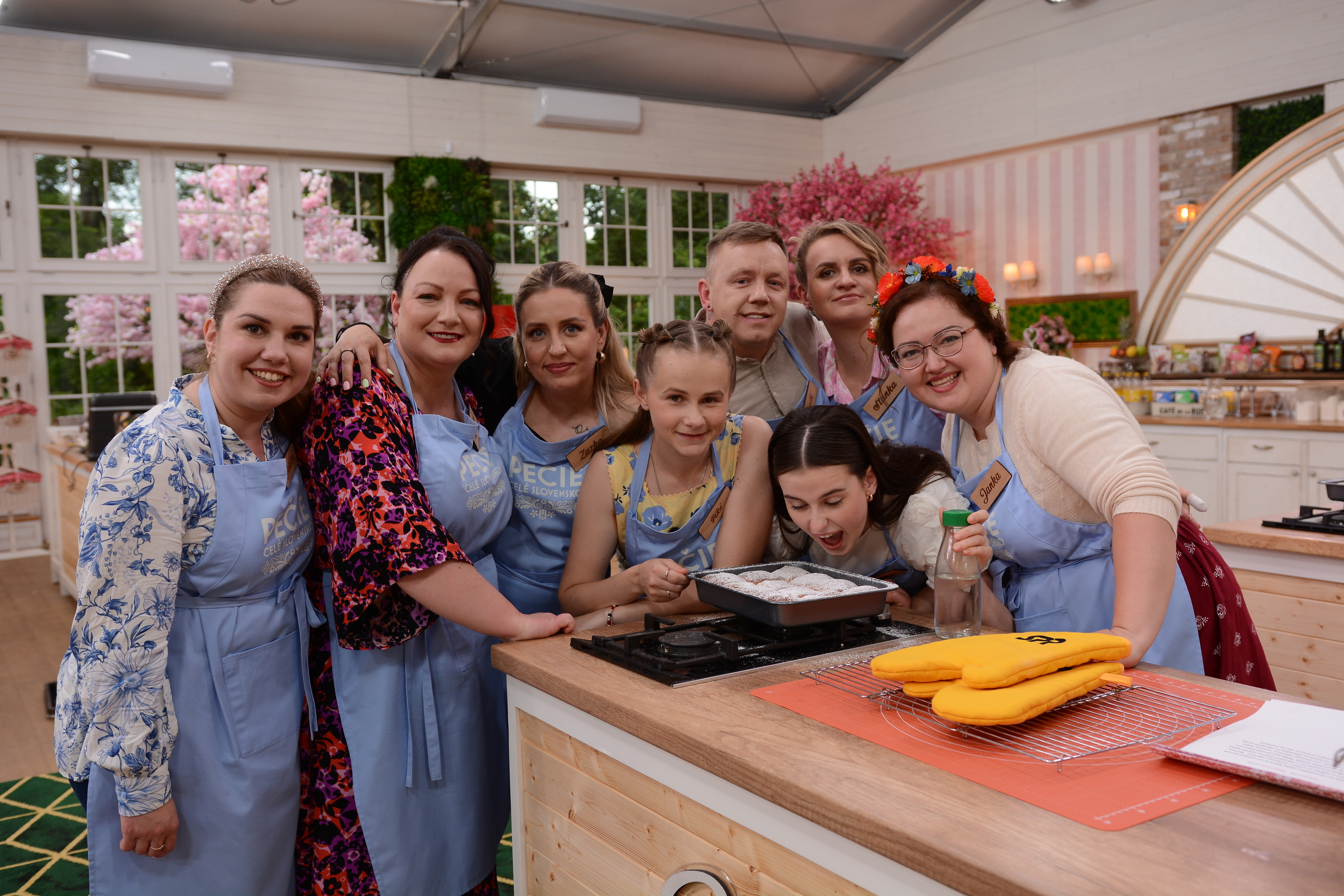 Pečie-celé-Slovensko-Viki-Eliška-a-Zuzka