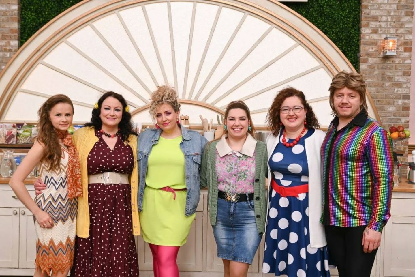 Retro kolo očarilo. Hlasujte o najlepší outfit ôsmeho kola Pečie celé Slovensko