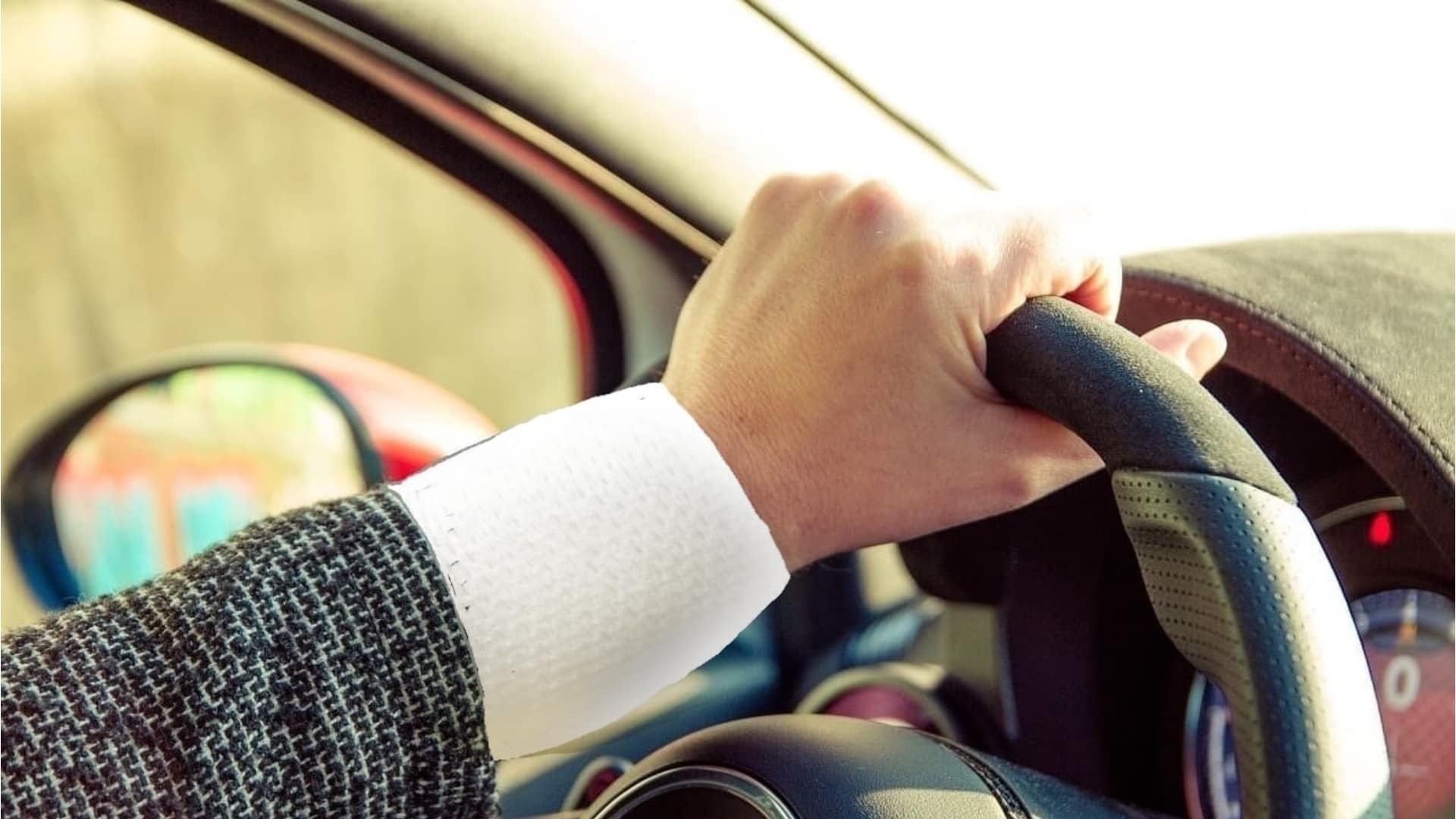 Môžete šoférovať auto, keď máte zlomeninu? Náš dodrúzganý moderátor to skúsil