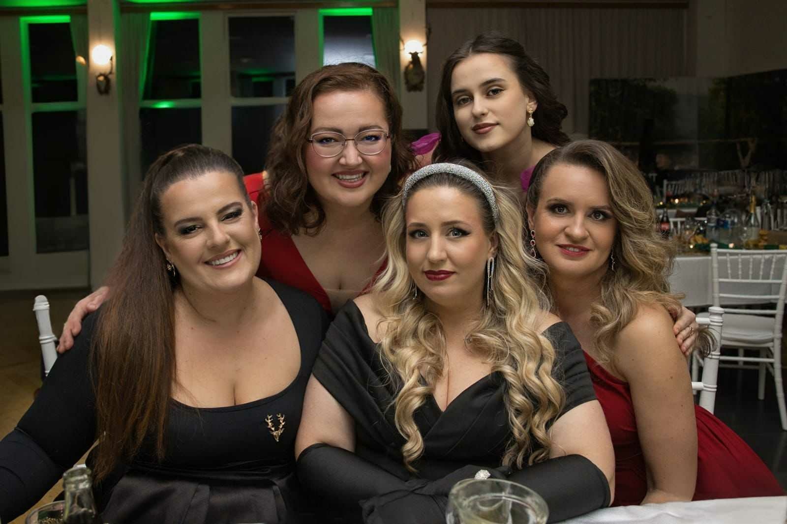 Zábava do rána, plesové šaty a prekvapenia. Takéto krásne ste dámy z Pečie ešte nevideli