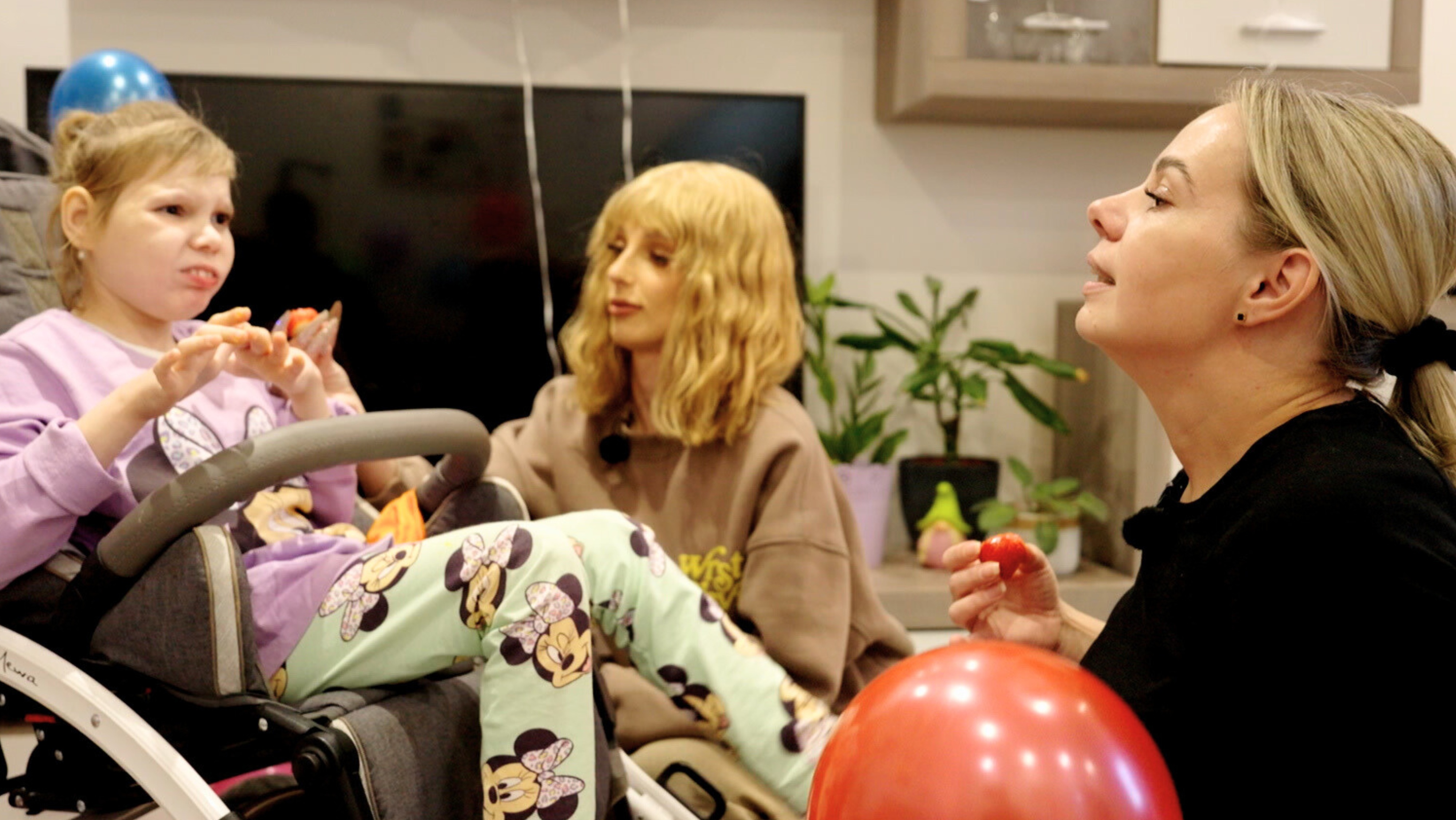 Mamička Katka zostala sama na výchovu dvoch chorých detí. Spoznajte jej životný príbeh