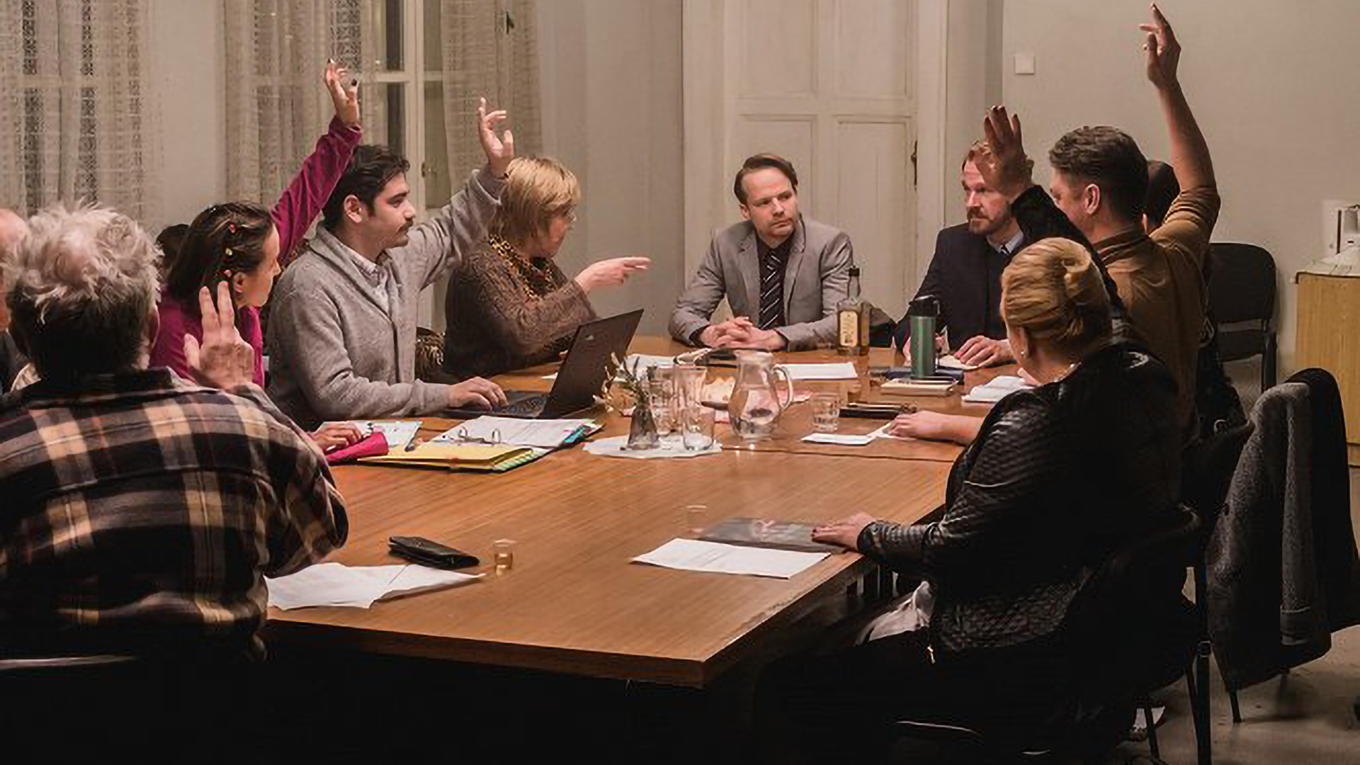 Komédia, v ktorej sa spozná každý. Bytová schôdza ako dokonalé zrkadlo spoločnosti