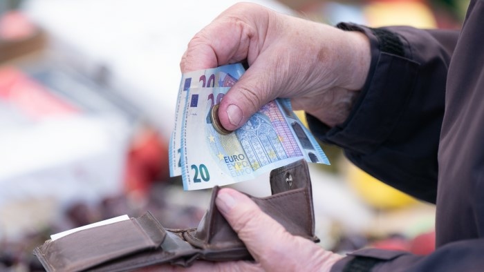 žena vyberá peniaze z peňaženky na trhu v nemeckých Drážďanoch v stredu 11. júna 2025_TASR.jpg