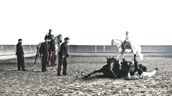 V mene cti. Originálny dobový film plný vášne a napätia zasadený do krásnych kulís