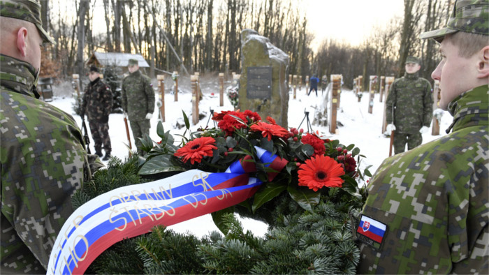 hejce pamatnik vojaci havaria spomienka_tasr.jpg